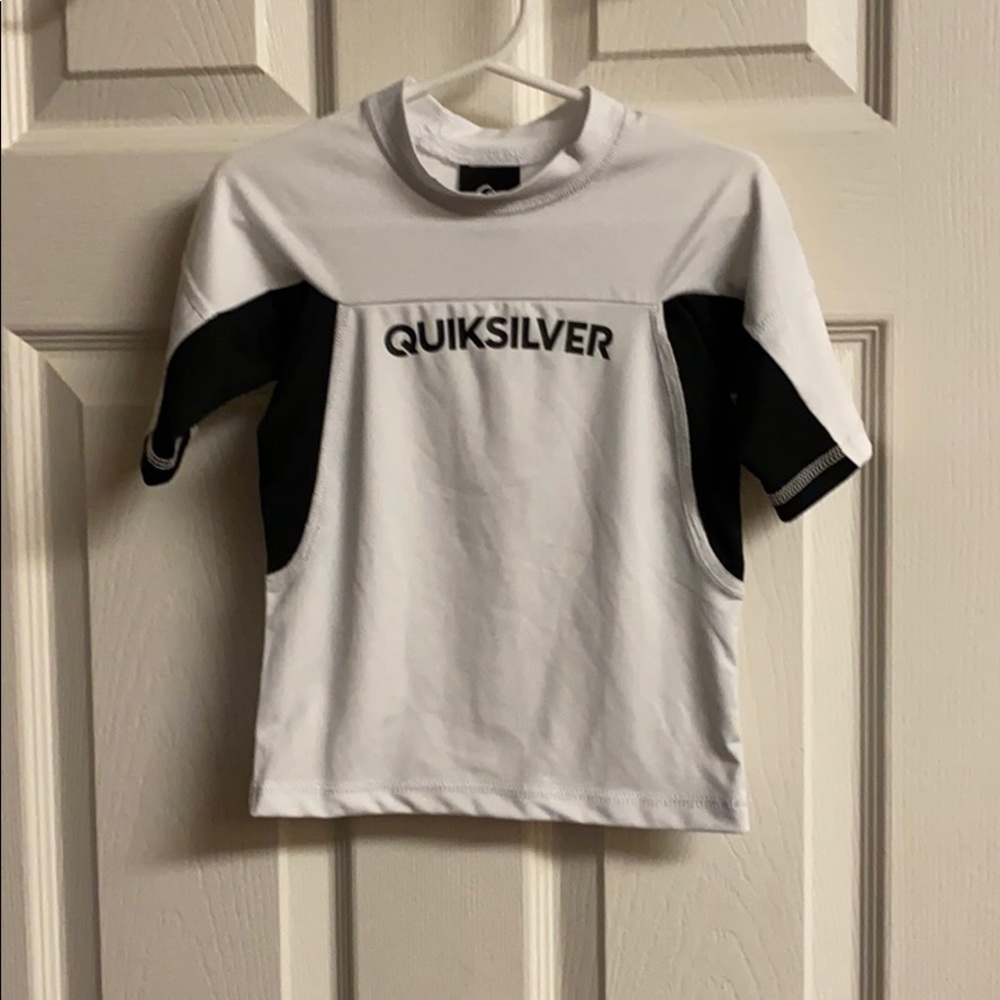 🌺5/$25 Quicksilver rash guard size 3T🌺